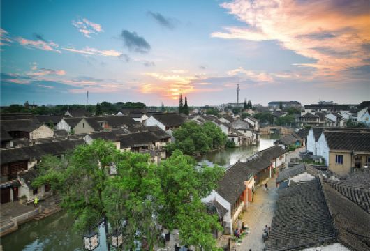 苏州周庄+同里古镇一日游【纯玩团 含游船 双5A级景区 】【此线路纯玩团，天天发班，一天时间畅游2大水乡古镇，节约您宝贵时间。】