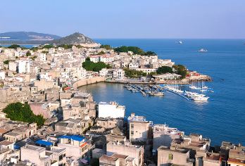 漳州东山岛+鱼骨沙洲+南门湾苏峰山一日游【大团海鲜餐包接送】【厦门至东山岛往返接送，考虑目的地路途遥远，转车麻烦，我们指定范围内上门接送，】