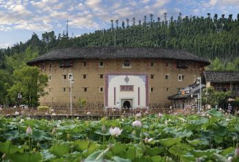 南靖云水谣一日游纯玩包团【云水遥古镇+怀远楼+和贵楼】【[专属服务]1单1车，一台车一整天只为您服务 ，不拼团告别拥挤，上门接送更省心，天天发团灵活选】