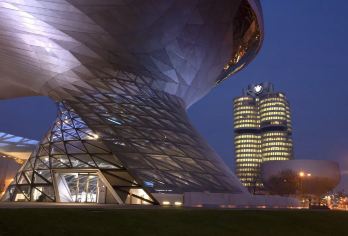 宝马博物馆科技沉浸+玛利亚广场人文打卡一日游【包车串联科技与人文地标，司机带领避开人流高峰，高效游览核心景点。】