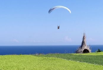 RIUG 滑翔伞 - 巴厘岛海上体验【体验令人难忘的滑翔伞运动，从空中俯瞰巴厘岛的壮丽景色。跟随专家学习滑翔伞的基础知识和安全操作，与您的同伴一起翱翔蓝天。从空中欣赏石灰岩悬崖、僻静的寺庙以及令人叹为观止的印度洋美景！】