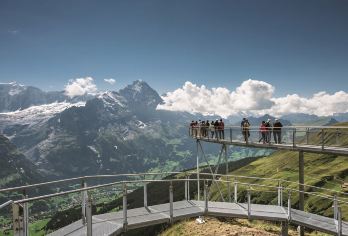 格林德瓦+因特拉肯+劳特布龙嫩一日游（英文团）【乘车游览田园诗般的伯尔尼高地，捕捉艾格峰、僧侣峰和少女峰的三峰并立景象】