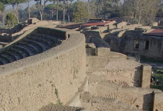包车舒适游览古剧场、海神浴场、中心广场、狄安娜之家及“快餐店【无需为交通烦恼，舒适专车全程接送，行程灵活自由，随心掌控游览节奏，沉浸式感受意大利风情。】