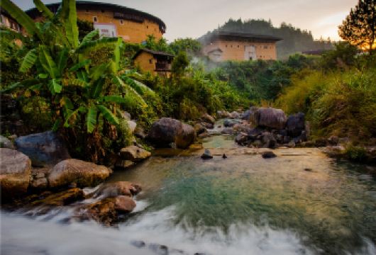 福建漳州云水谣古镇+福建土楼王一日游【纯玩包车+上门接送】【[纯玩包车]包车出行，按车报价，行程独立自由，时间随心，睡到自然醒！】