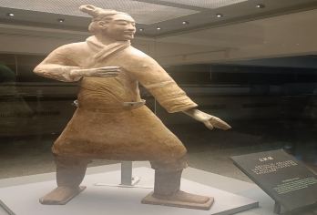 西安兵马俑+华清宫一日游【8人小团|铜车马|耳麦+上门接送】【亮点1: 2-8人小团.把时间用在景区游览上春节和五一，国庆节假日为拼团30-40人大团！请谅解！】