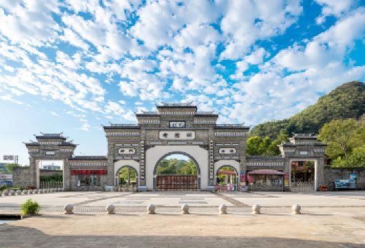 柳州老君洞+双龙沟+梦呜苗寨一日游【融水一日游（4人起订）】【感受大自然的恩赐，领略民族风情的魅力。】