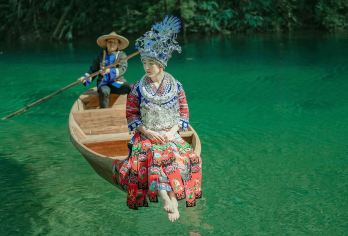 【16人团·含必消船票·多套餐可选】屏山峡谷+夜游宣恩一日游【[缤纷景点]中国仙本那/网红屏山峡谷、玻璃海悬浮船+仙山贡水，浪漫宣恩，美上央视的小县城】