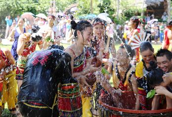 槟榔谷旅游区一日游【黎风苗韵+可选：含猴岛丨赠雨林天眼】【服务承诺：三亚湾、市区、大东海、小东海，均可接！】