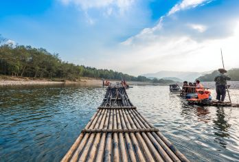 温州楠溪江+崖下库+丽水古街+竹筏漂流一日游 漫步空中索桥【感受水秀、岩奇、村古、瀑多、滩林美。】