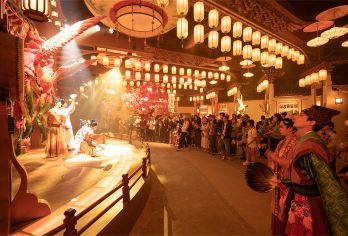 《唯有周庄》演出 + 苏州市区往返接送【见证水、光、历史与当地传说的迷人融合。尽在这场70分钟的演出中。 难忘的夜晚：标志性的水乡、迷人的表演和无忧的交通。】