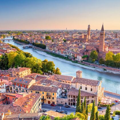 意大利维罗纳圆形竞技场+朱丽叶故居+加尔达湖+锡尔苗内一日游