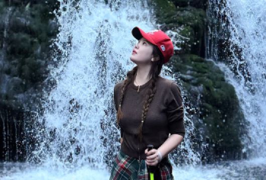 腾冲高黎贡山徒步荒野厨房一日游丨8人内小团+瀑布群+野温泉【[荒野厨房]充满野趣和故事的美食午餐，有火锅鸡汤底，炭烤土猪排五花肉，时令水果蒸红薯玉米不限量供应；】