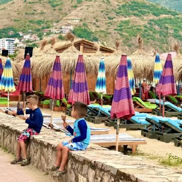 包车串联波格拉德茨精华：从奥赫里德湖到圣瑙姆修道院