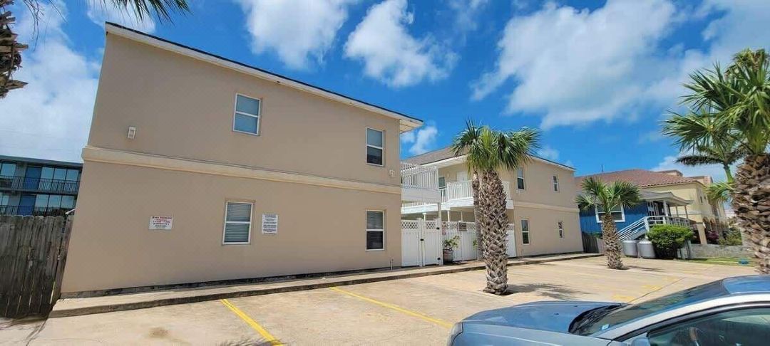 In Entertainment District - Ample Bedding - Pool