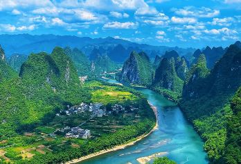 【不起早】漓江三游【四星游船+九马画山竹筏+漓岸观光车】【[漓江四星豪华游轮！]船顶露天观景台，360°赏漓江风光 ，开阔视野，豪华装修，体验山河壮美】