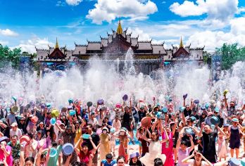 【纯玩甄选】傣族园泼水狂欢一日游丨12点半睡醒出发丨金牌导游【[优选纯玩]不推销不购物，时间100%用于游览体验，做一日傣家人，泼水狂欢、逛村寨、赏佛寺】