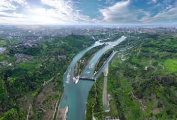 都江堰+钟书阁+蓝眼泪一日游【1单1团·赠盖碗茶·三环接送】【[赠送正宗四川盖碗茶]品都江堰景区内茶舍盖碗茶，放慢游玩脚步，有山有水有茶，感受巴蜀文化！】