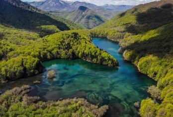 圣斯特凡岛、斯卡达尔湖、比奥格勒山｜黑山自然与文化体验一日游【圣斯特凡岛外观拍照：途中停留黑山标志性景点圣斯特凡岛，拍摄其独特的海岛建筑与亚得里亚海美景。】