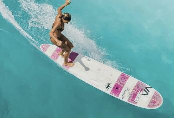 三亚海棠湾后海冲浪基地一日游丨2H冲浪体验丨1人1板丨防晒泥【2小时冲浪体验，1人1板 含冲淡、储存柜、防晒泥、冲浪板、冲浪教学！可选动力板、无动力板！】