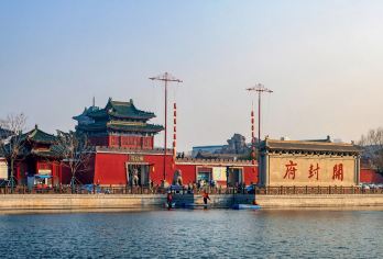 【金牌说】开封府讲解1.5小时8人团大咖讲师VIP小团含耳麦【[金牌导游讲师团]他们博古通今，善于挖掘文物背后的故事，用有趣的方式带您领江南大型明清水上园林；】