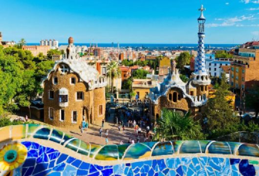 蒂比达博山＋桂尔公园＋圣家族大教堂＋巴塞罗那海滩【从马赛克童话世界到光影神迹，从城市之巅到蔚蓝海岸，一站式打卡巴塞罗那的风光。】