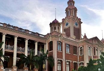 香港大学、太平山一日 City Walk 私家团【港大深度探秘：穿行百年红墙古建，解锁本部大楼钟楼秘史，参与趣味校园定向任务。】