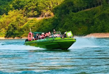 西双版纳曼远村+傣族园边境码头一日游【 畅游边境码头快艇 】【千年佛寺+泼水狂欢+傣家吊脚楼+湄公河快艇，走进雨林村寨，了解少数民族的华丽世界；】