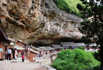 麦积山石窟+仙人崖一日游【登窟讲解/上门接送/2人起订】【1、麦积山是中国四大佛教石窟之一，世界文化遗产地，全国重点文物保护单位。】