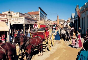 澳大利亚墨尔本疏芬山一日游【疏芬山金矿城/下矿体验/植物园】【走进19世纪的金矿城，体验真实还原的淘金小镇；亲手淘金乐趣 ： 在黄金溪亲手尝试淘金】
