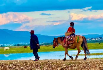 纳帕海依拉草原含骑马+土司宴【代预约、适合自驾打车自由行】【深入纳帕海草原骑马玩完，吃藏家土司宴】