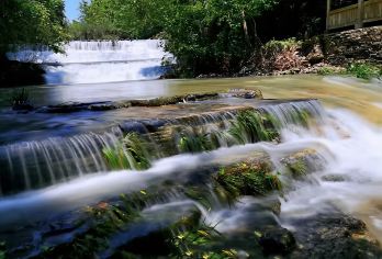 飞水谷+老家寨+大型边城森林实景演出一日游【[费用透明]产品包含了景点门票、中餐、往返交通、船费、本地向导服务】