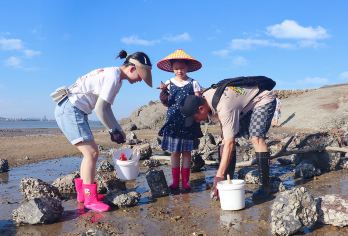 8人小团可选|厦门小嶝岛赶海一日游含赶海工具，可选帆船出海【[亲子扮渔民生活]今天你就是渔民，开启趣味亲子赶海，抓螃蟹/捡贝壳/海星等海货含工具，一价全含无自费】