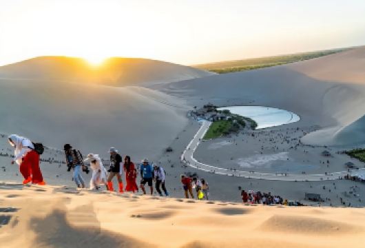敦煌莫高窟+鸣沙山月牙泉一日游【上门接送纯玩品质天天发车】【[上门接送]当天敦煌火车站/机场接送服务，敦煌市区酒店周边客栈免费接】