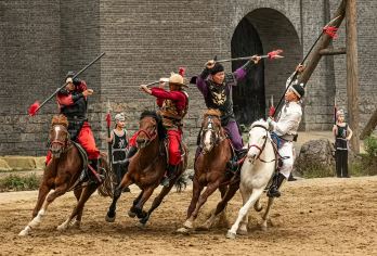 开封万岁山武侠城一日游【网红景点+大宋武侠城沉浸式情景体验】【万岁山大宋武侠城以宋文化为核心，融合武侠特色，市井街铺林立，让游客沉浸式体验大宋风情。】