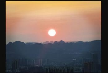 柳州+马鞍山公园+五星步行商业街+螺蛳粉产业园多国语言导游@【公园内有多处景点，包括“棋盘石”、“仙人洞”等，还有宋、元、明、清历代名人的诗文石刻。】