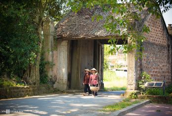 河内：杨林古村落一日私人游——文化探索之旅【杨林古村是越南河内附近的一个历史悠久的村落，拥有超过1200年的历史。 阳林以其丰富的文化遗产而闻名，拥有古老的寺庙、宝塔和集体住宅制度。 游客可以体验当地手工艺品，品尝传统美食，还可以步行或骑自行车探索村庄。】