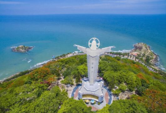 胡志明市出发头顿全日游 [英文/中文/韩文导游]【在越南最受欢迎的海滩之一——翠云海滩放松身心。 登上耶稣基督雕像内部，尽览全景风光。探索供奉渔民信仰的鲸鱼神庙（胜三神庙）。 参观头顿白亭——一座拥有海景和文物收藏的殖民时期宅邸。】