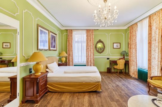 Hip Hotel
