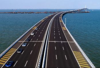 私家独立团丨青岛胶州湾跨海大桥+金沙滩一日丨私家享受，不拼人【[严选用车]行前必检，安全可靠专车，以荣威、瑞⻛、⼤通、别克、福特、星锐、江淮等为主；】