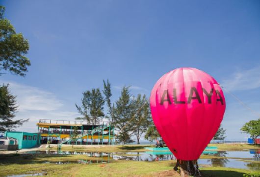 升级版 红树林与萤火虫河游船 | 沙巴 州哥打京那巴鲁【坐落于纳纳蒙沙滩，配备日光浴床、宽阔草坪，并可直达海滩，是享受海风和海景的理想场所。这里设有休闲的海滨座椅，采用悠闲的波西米亚风格设计，是白天休闲放松或与朋友在日落时分小酌的理想场所。开阔的空间和轻松的氛围使其成为周末聚会、海滩派对或小型活动的理想场所。】