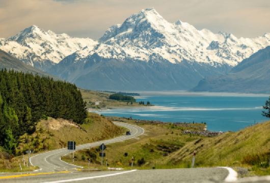 新西兰【皇后镇出发 周边中文一日游】格林诺奇箭镇库克山瓦纳卡【探索俯瞰特卡波湖（Lake Tekapo）碧绿湖水的标志性好牧羊人教堂（Church of the】