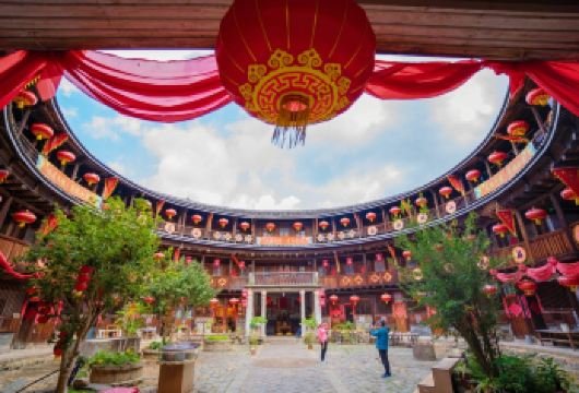 福建云水谣+高北土楼一日游丨漳州集合厦门岛内接送丨含特色午餐【村中幽长古道、百年老榕、神奇土楼，还有那灵山碧水，无不给人以超然的感觉】