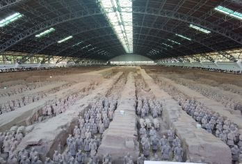 【8人小团】西安兵马俑一日游【可选复活的军团+上门接送】【亮点1: 8人小团.纯玩全程不会在车上售卖任何特产、工艺品等；把时间充分用在景区游览上；】