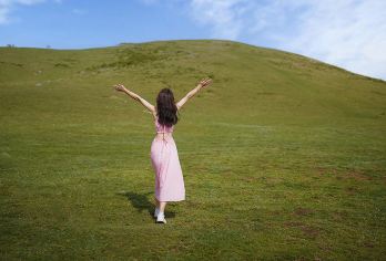 腾冲东山草原+绮罗古镇+翡翠博物馆一日游升级可选温泉畅泡【[幽幽东山]打卡草原新体验，在草地上与牛羊为伴，感受大自然的宁静和纯真；】