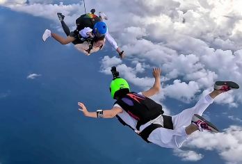深圳金沙湾直升机海景跳伞基地一日游【深圳大鹏4000米跳伞】【[刺激嗨玩]4000米直升机观光+跳伞摄像跟拍】