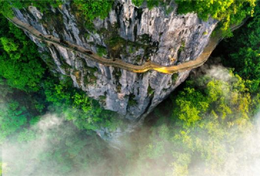 矮寨大桥+悬崖栈道+芙蓉镇景区一日游【一单一团，独立成团】【打卡网红景点--国家价5A矮寨悬索大桥，悬崖玻璃栈道，盘山公路，挂在瀑布的千年古镇---芙蓉镇】