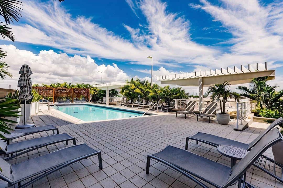 Hang Ten- Large Townhome Lux Amenities Parking