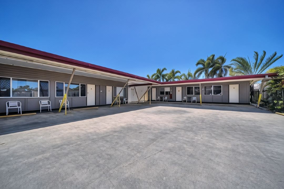 Shell Motel (Pearly Shell Motel)