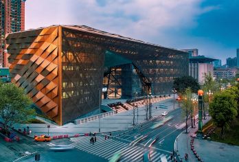 成都博物馆半日游【蜀人说2小时专业讲解|多语种|无线耳麦】【[专业讲解，深入解读文物]由资深导游讲解，带你深入了解文物背后的历史与文化】