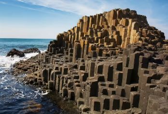 都柏林去巨人之路+黑暗树篱+邓卢斯城堡+贝尔法斯特日游不含票【中文司导高效串联服务】